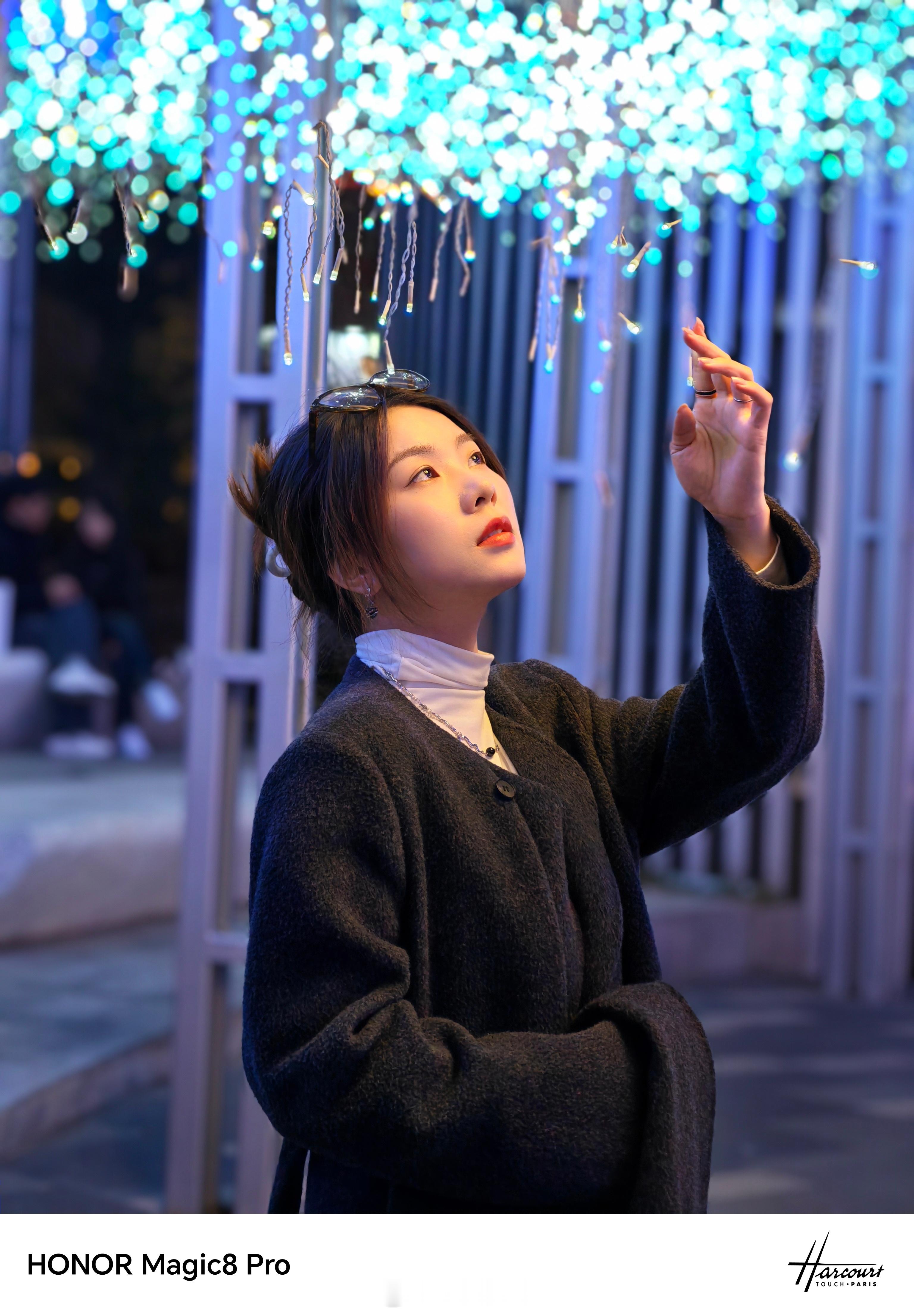 之前还拍了几组各家Pro顶配手机的夜景人像，这组背景的灯珠实际是许多白色灯珠+侧