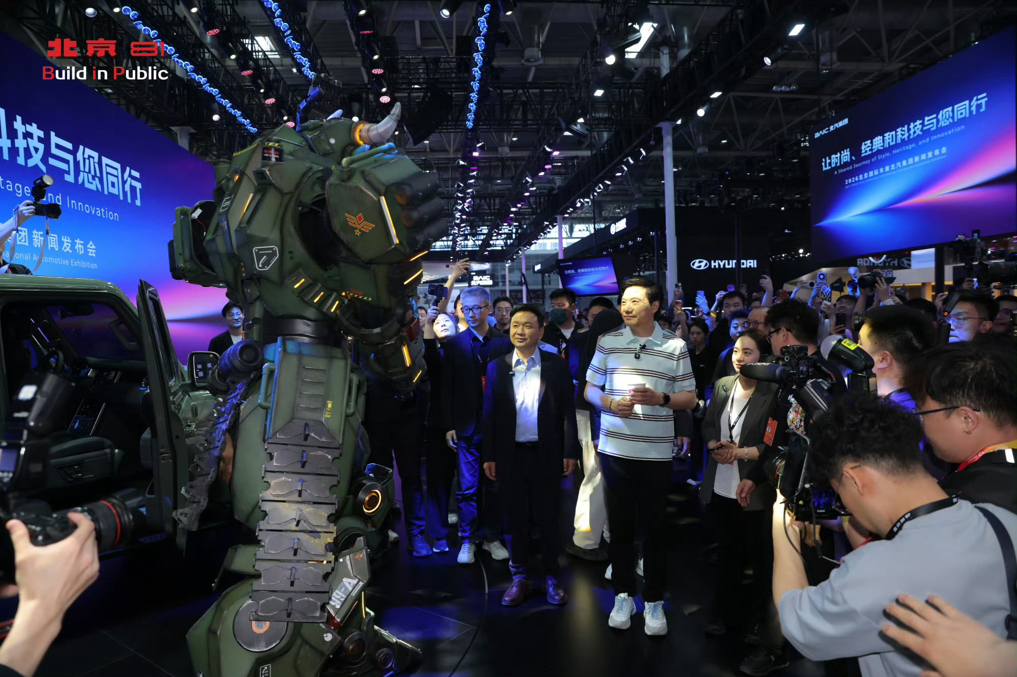 车圈大佬雷军李想都被北京81圈粉20万级方盒新选择北京81昨天雷军站外面拍，今天