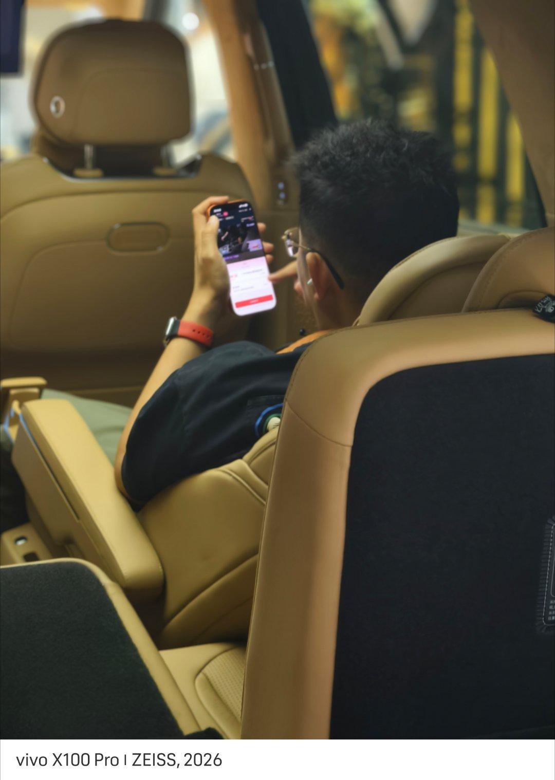 老师躺在里面十多分钟了，这是发布会展车，不是宜家…… 