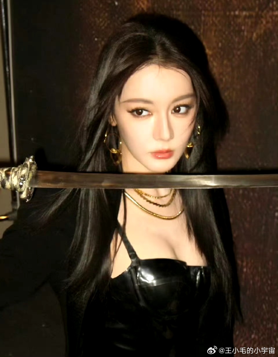 看到有网友说迪丽热巴现在最大的困境是，她难以吸引路人观众点开她的剧！就比如现在开