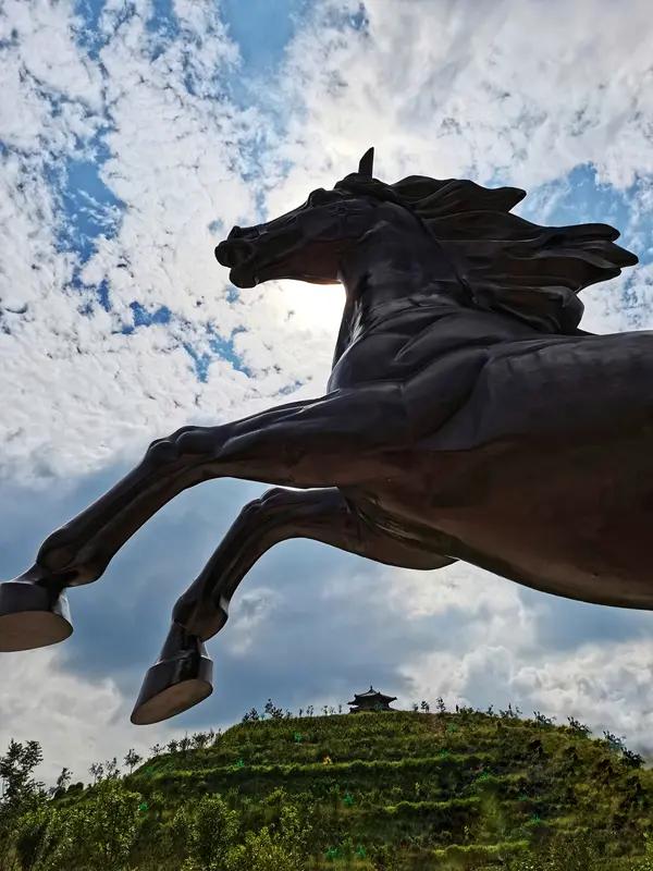 牛耕千亩田，请对下联马过万重山