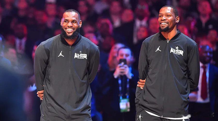 圣诞大战大小王对决！杜兰特：对阵詹姆斯总是压力很大，需要满满的能量，所以我很期待