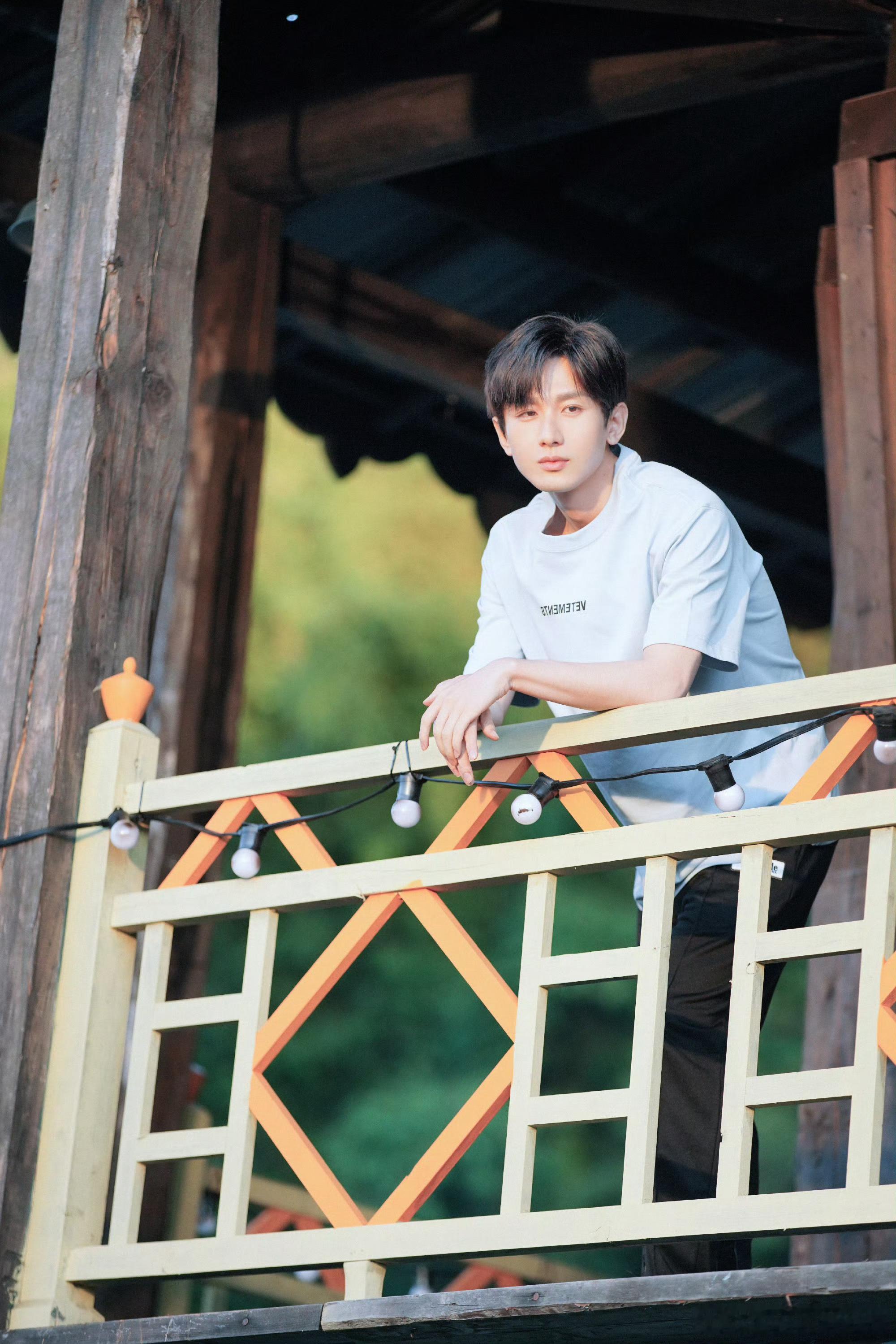 cy成毅在演艺道路上不断乘风破浪，挑战自我。从默默无闻到大放异彩，他的坚持与蜕变