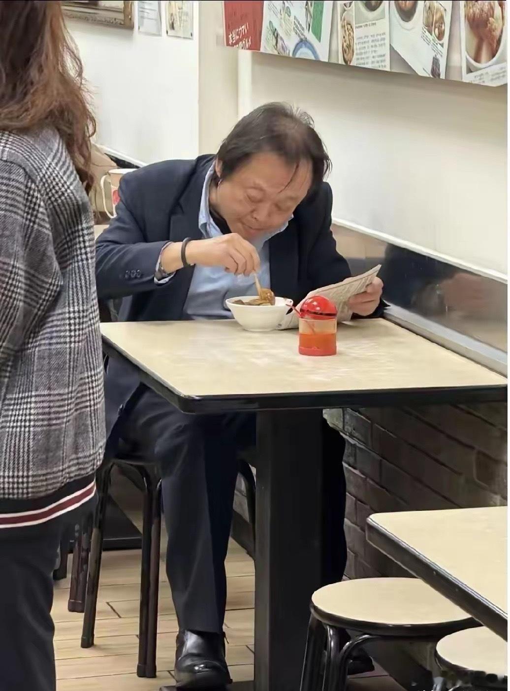 用几句话 证明你认识他[嘻嘻][嘻嘻] ​​​