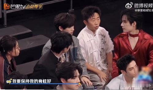 李雪琴[超话]丁程鑫[超话]李雪琴教丁程鑫睡姿丁程鑫的睡姿库存也太多了吧！李雪琴