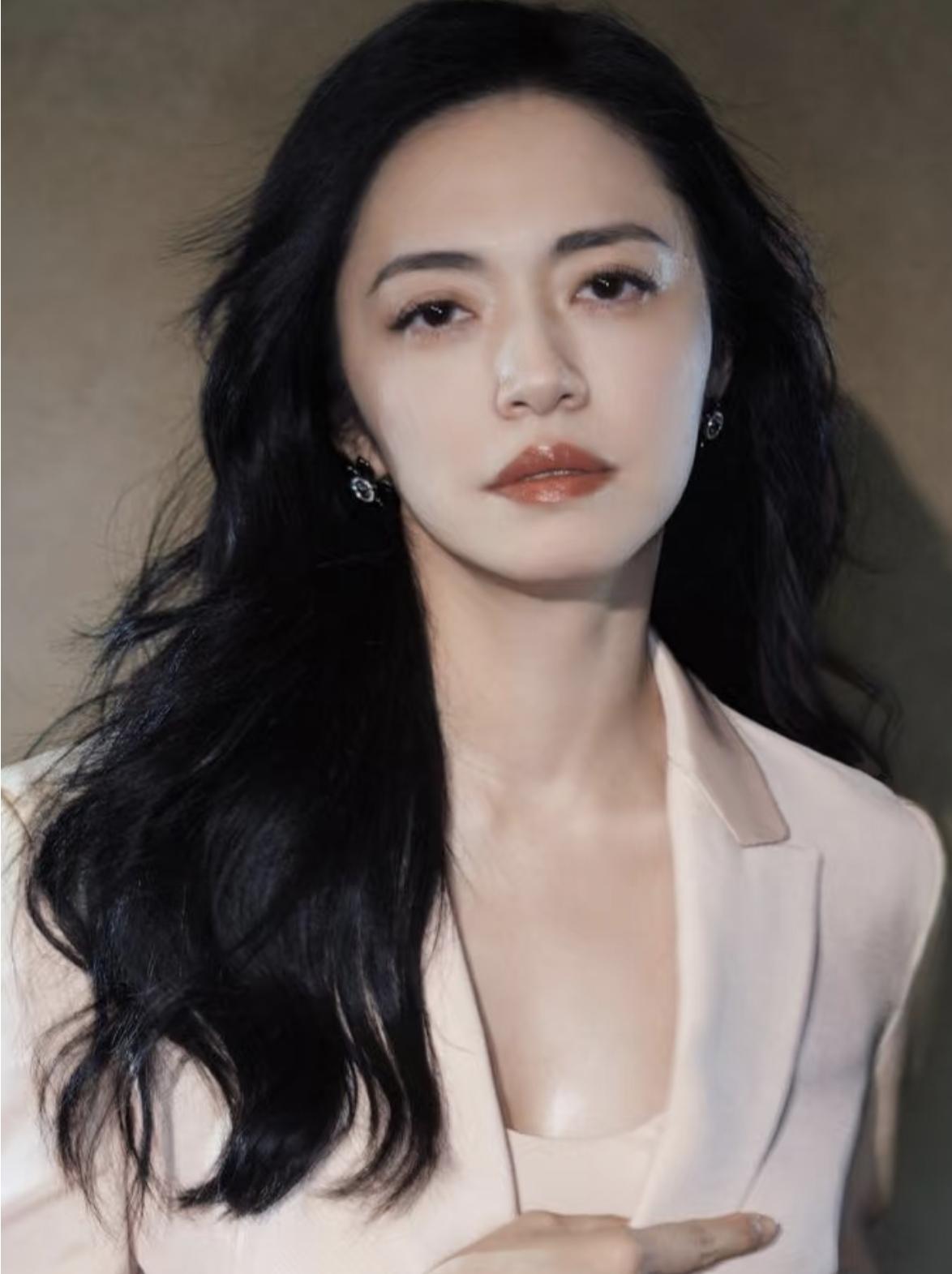 刷到姚晨和曹郁官宣离婚的新闻，第一反应是懵的，俩人看着感情一直挺好的，居然早就分