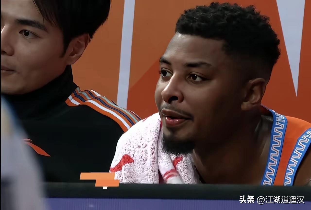 皮特森这场太硬气！半场狂砍22分，不讲理三分接连命中，防守端小个子硬顶内线拼抢，