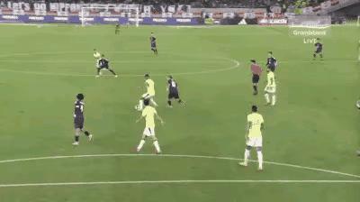 巴西队上半场以2：0领先后，下半场竟然以0：3被日本队反超，终场以2：3败北，这