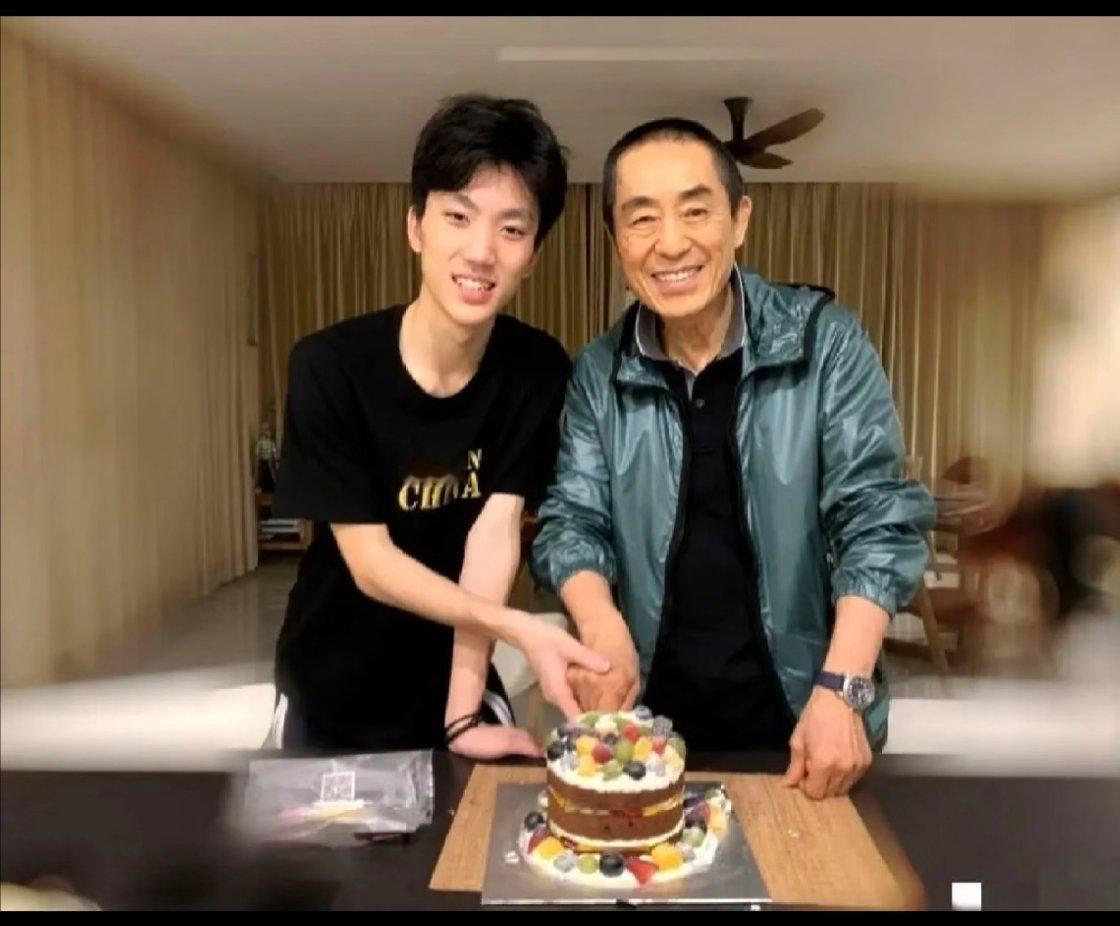 张壹男拍《绝命循环》，根本不是靠张艺谋。我告诉你真相。17岁自筹设备拍微电影，拿