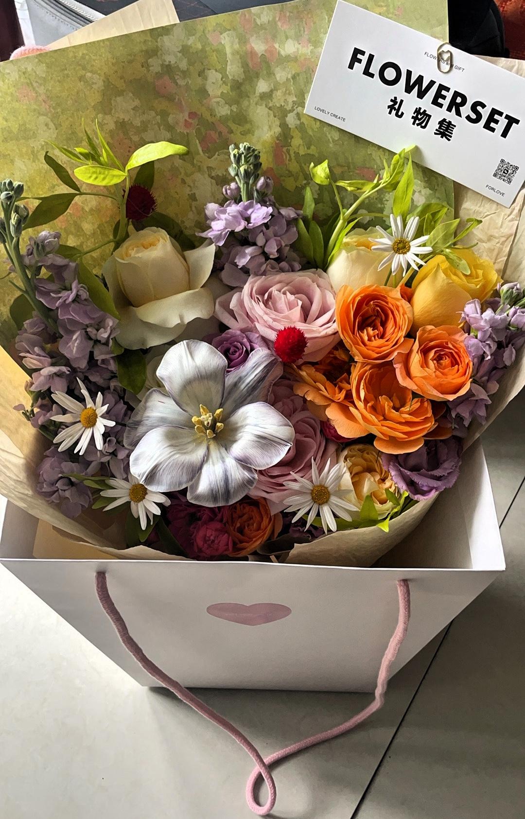 今天最高兴的事情是收到宝贝女儿网上订的多巴胺鲜花和蛋糕。第一次听说多巴胺鲜花，网