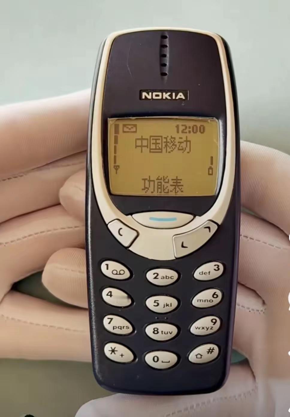 第一部手机，洛基亚3310，2800块买的，
那是2000年左右吧，不太记得了，