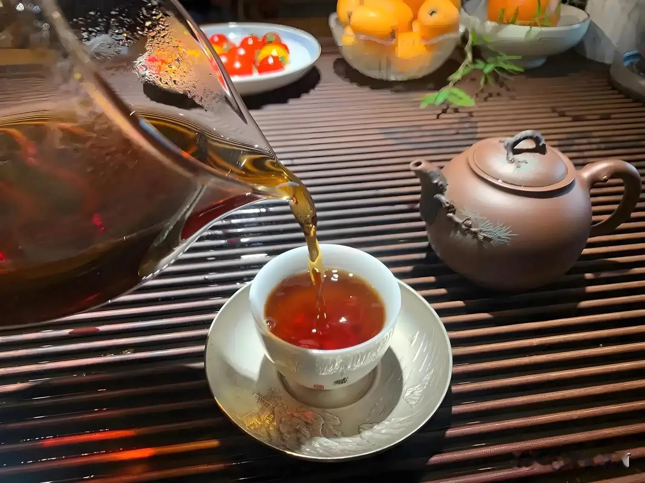 上联：勤勤恳恳种菜，
下联：慢慢悠悠品茶。