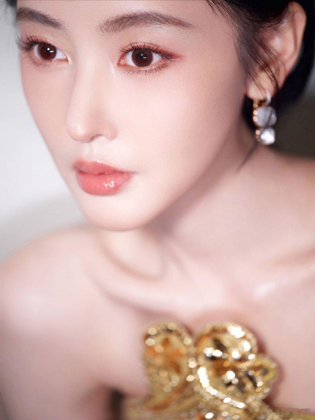 张天爱落日霞光妆气血感好足 张天爱这波妆造太绝！落日霞光晕染双颊与唇间，暖调光泽