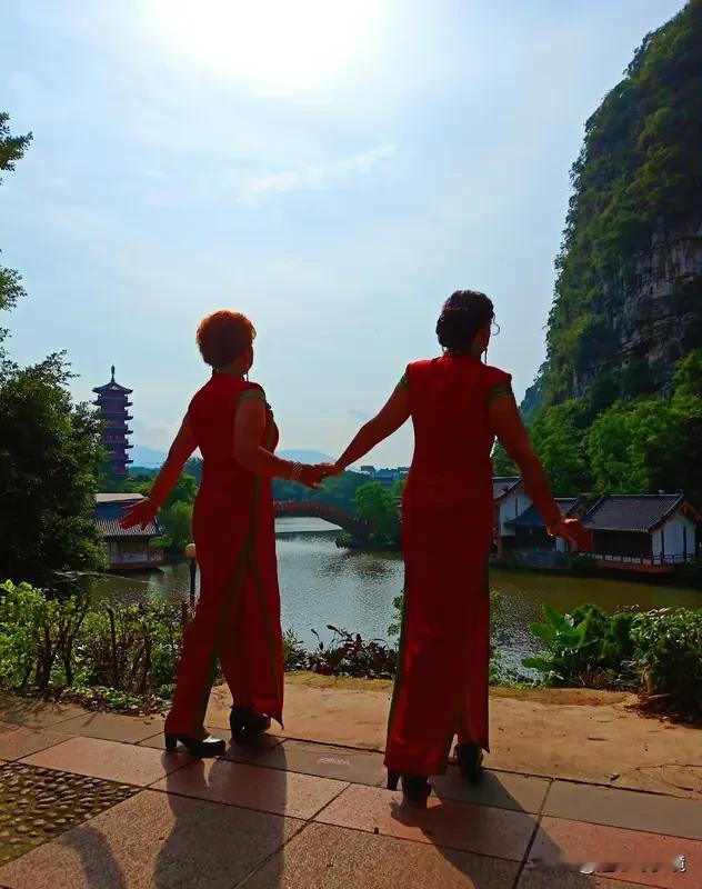 看到“有缘千里来相会”这个上联，我就想到好多下联。像“无缘对面不相逢”就很经典，