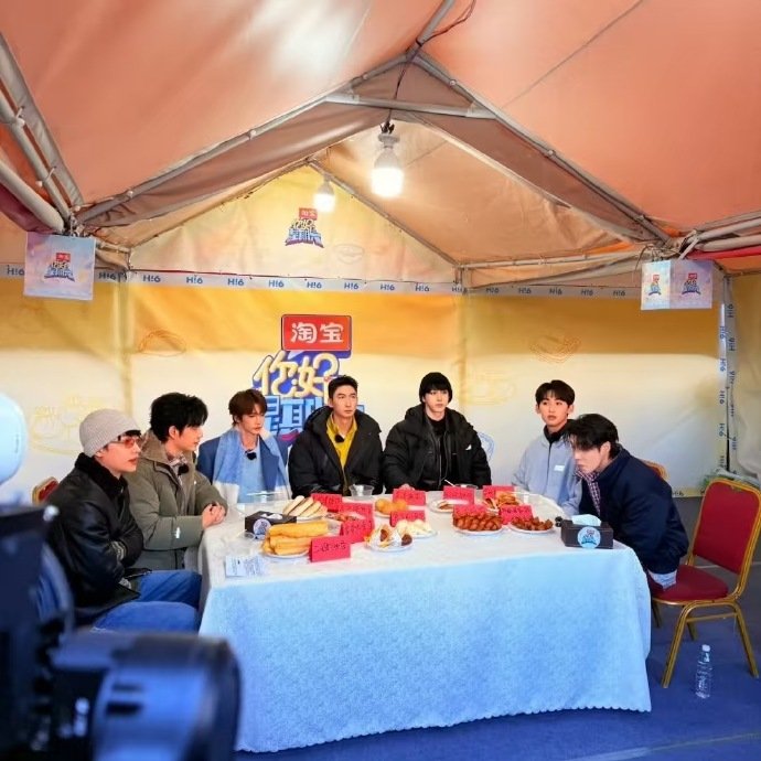 唐九洲长春录制光顾吃了唐九洲长春路透太戳人了！回家录制直接开启狂吃模式，嘴就没停