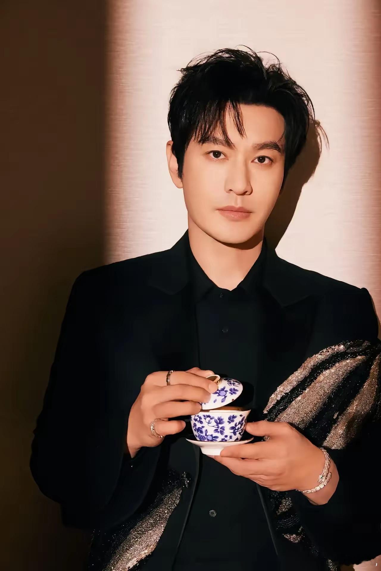 黄晓明是中生代演员中，最帅最英俊的，尽管很多人会反对，我还是觉得黄晓明长得很帅，