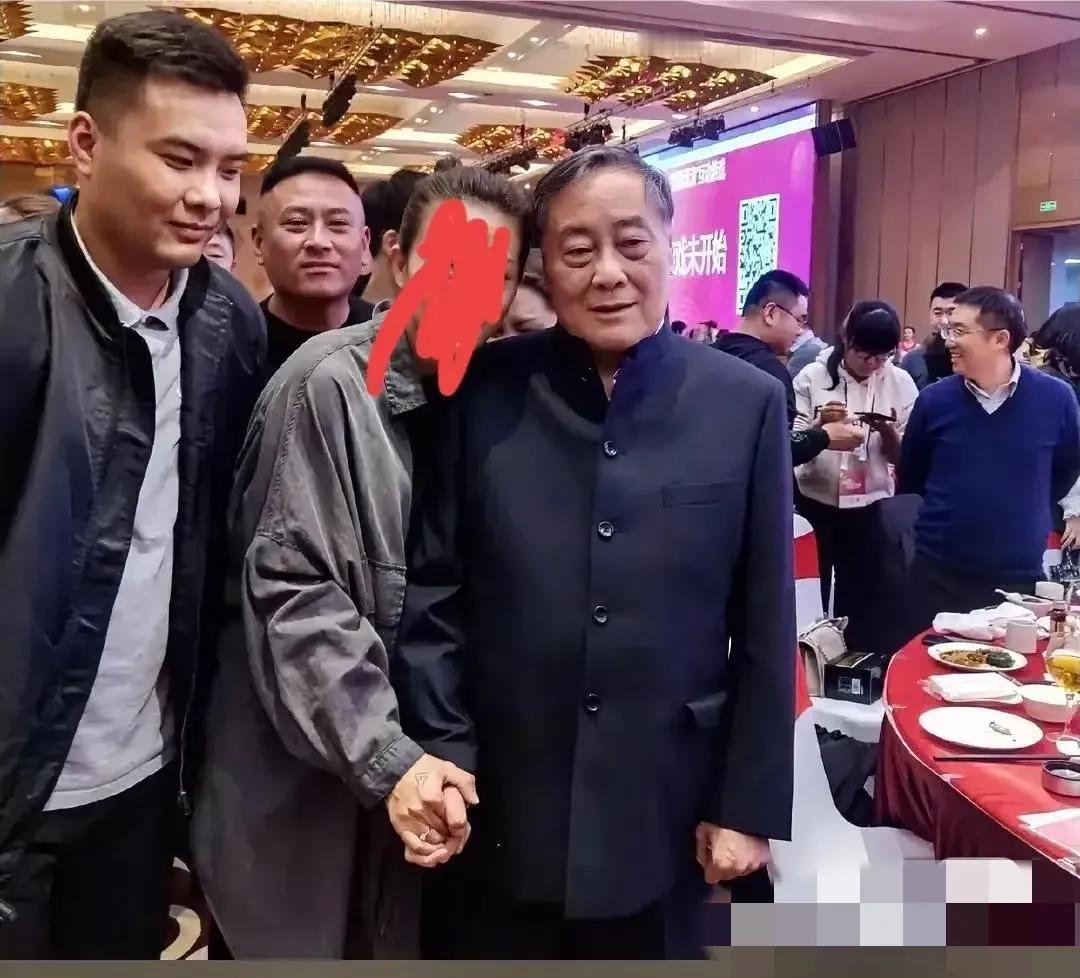 宗庆后身边从不缺少前呼后拥的女员工，下图都是公开照片。网友:应该知道他好这口，才