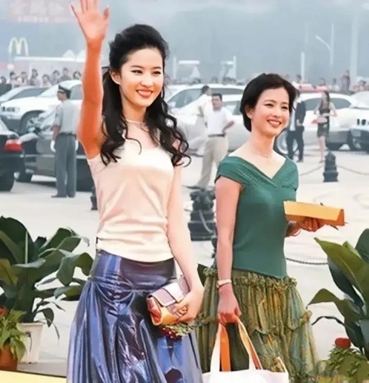 刘亦菲妈妈太美了，五十多岁竟然比女儿还美。

刘亦菲妈妈是温柔的端庄美，气质太好