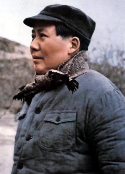 1945年，毛主席去重庆谈判时，中央派了六位高手保护他的安全，就是著名的“一虎二
