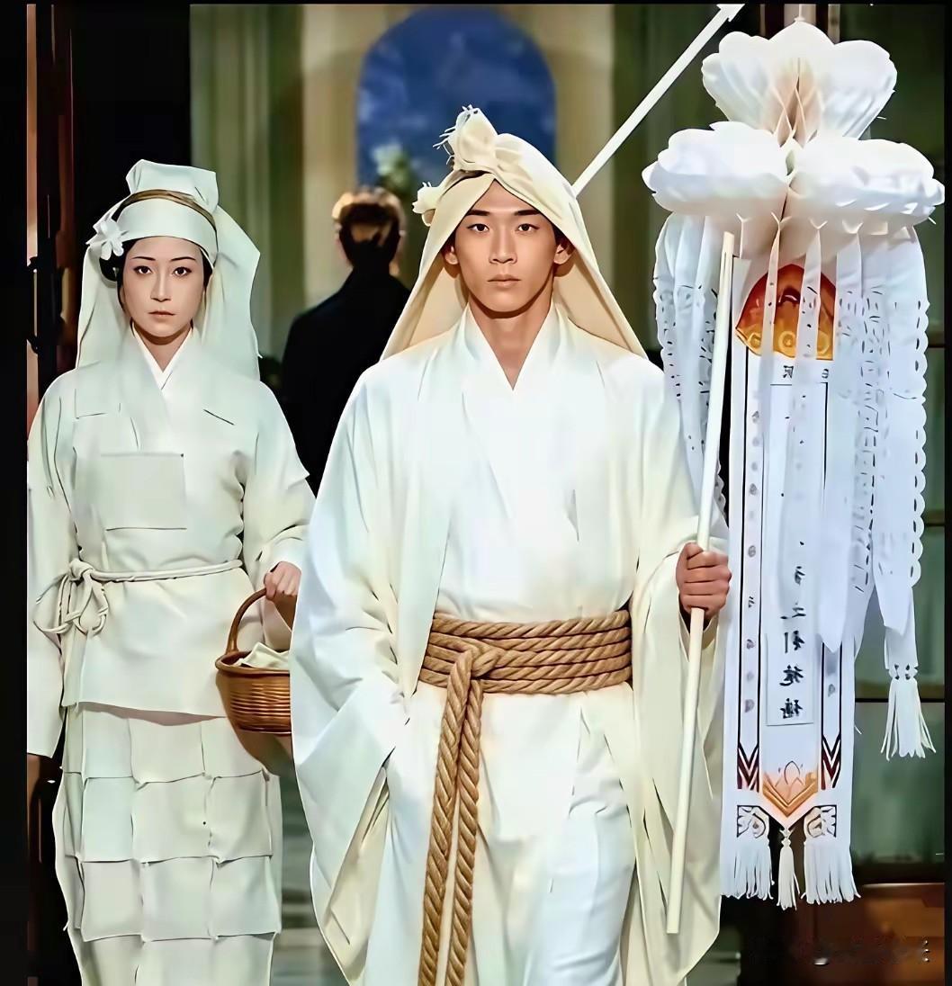 全网追着巴黎世家骂“抄袭中国丧服”这事闹大了，结果反转，正主是日本品牌Setch