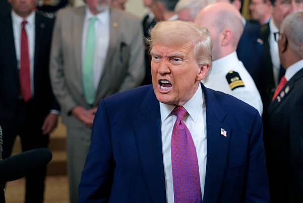 特朗普杀气指向中国！万斯刚在伊斯兰堡碰了一鼻子灰，特朗普转头就把火烧到了中国身上