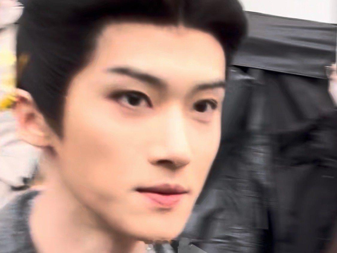 闫桉嫁金钗妆造哇塞。就是说内娱古偶剧的男主终于上新了啊，闫桉进组电视剧《嫁金钗》