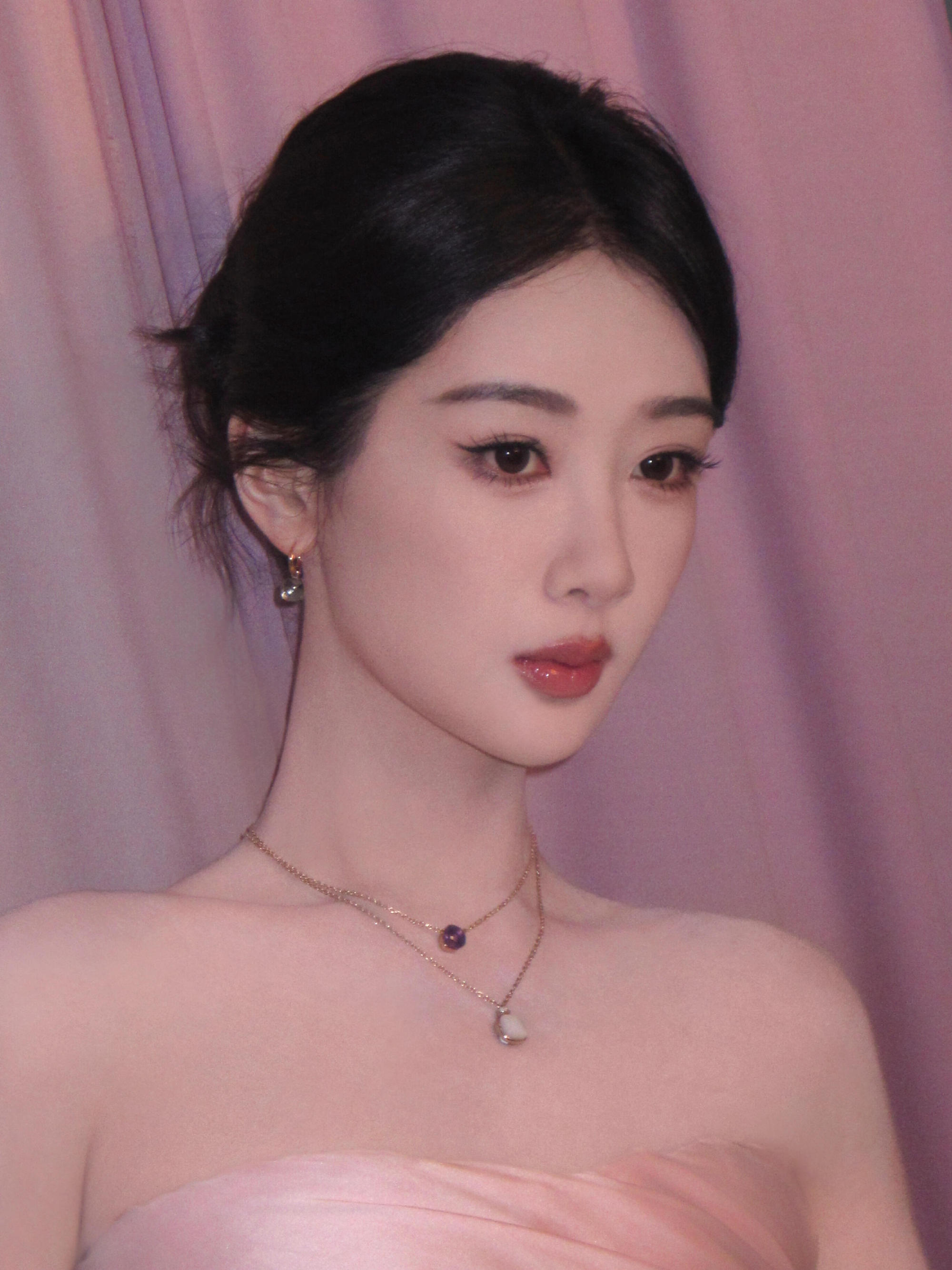 杨紫[超话]杨紫家业 💜 杨紫李祯"梧桐叶散落克莱因蓝的岛屿,少女捧着玫瑰与我
