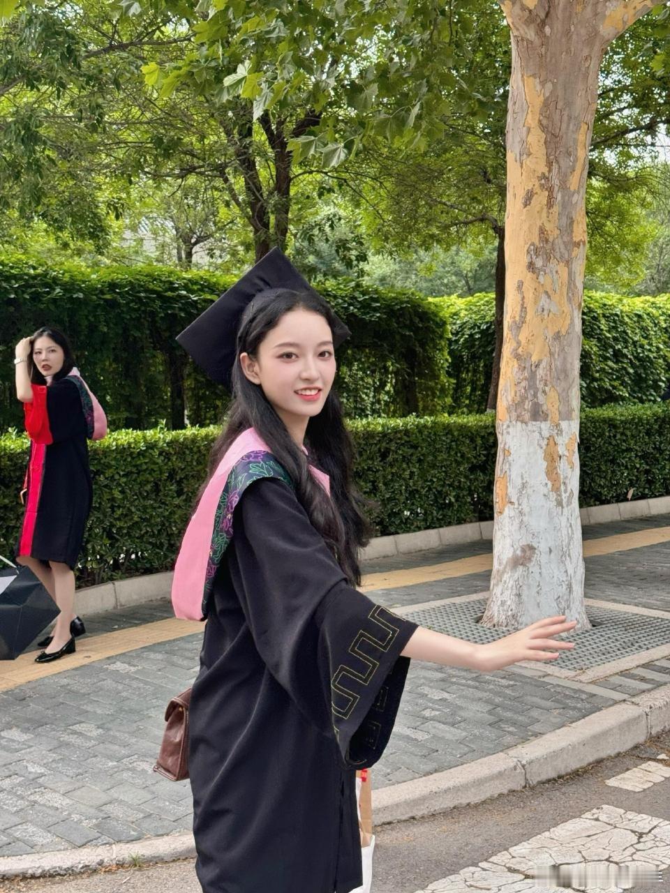 莫离女二是杨舒伊荧幕首秀杨舒伊莫离荧幕首秀莫离成为杨舒伊踏入影视圈的荧幕首秀，首