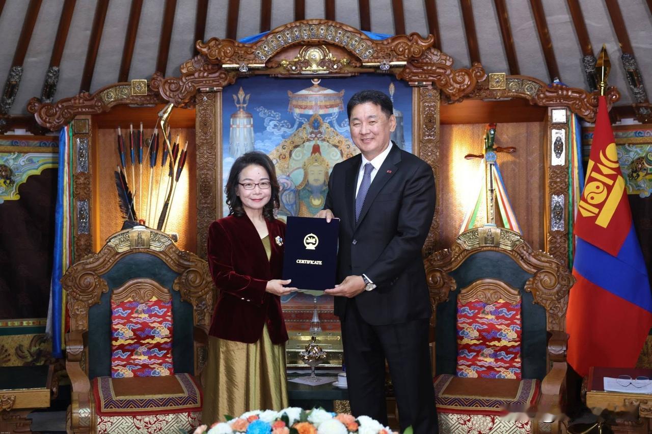 中国大使离任，蒙古授予勋章。中国驻蒙古大使沈敏娟即将结束任期，回国履新。临行前，