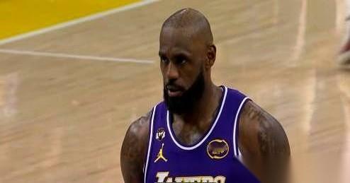 那场湖人主场的比赛，半场哨响，詹姆斯低着头走向更衣室，全场的空气都快凝固了。
大