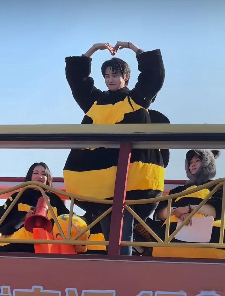 魏大勋魏大勋一个卖力跳一个卖力叫 魏大勋在车窗里跳出了小型演唱会的感觉，粉丝在下