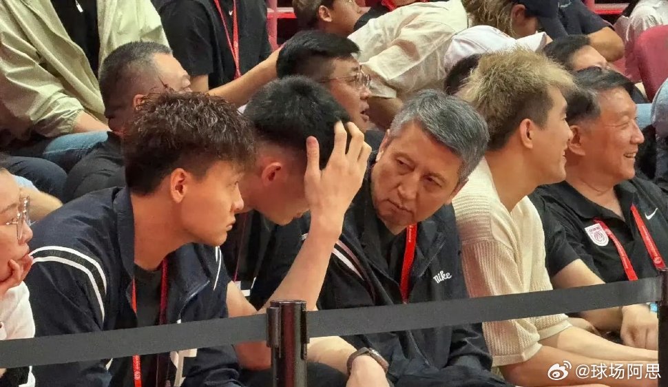 耐高总决赛现场，赵睿、胡金秋、郭士强、郭艾伦、宫鲁鸣坐在一起，全是国家队骨干，伦