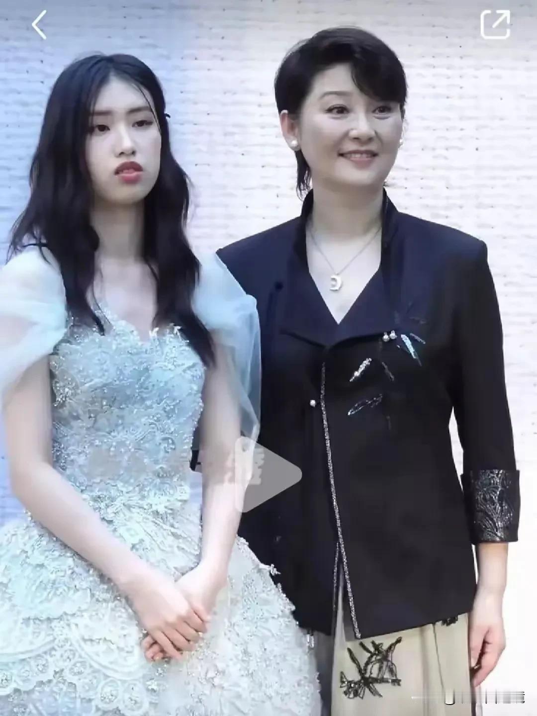 听说冯小刚的养女要进军娱乐圈了，虽然她青春洋溢，但长相确实一般，这样的容貌在娱乐