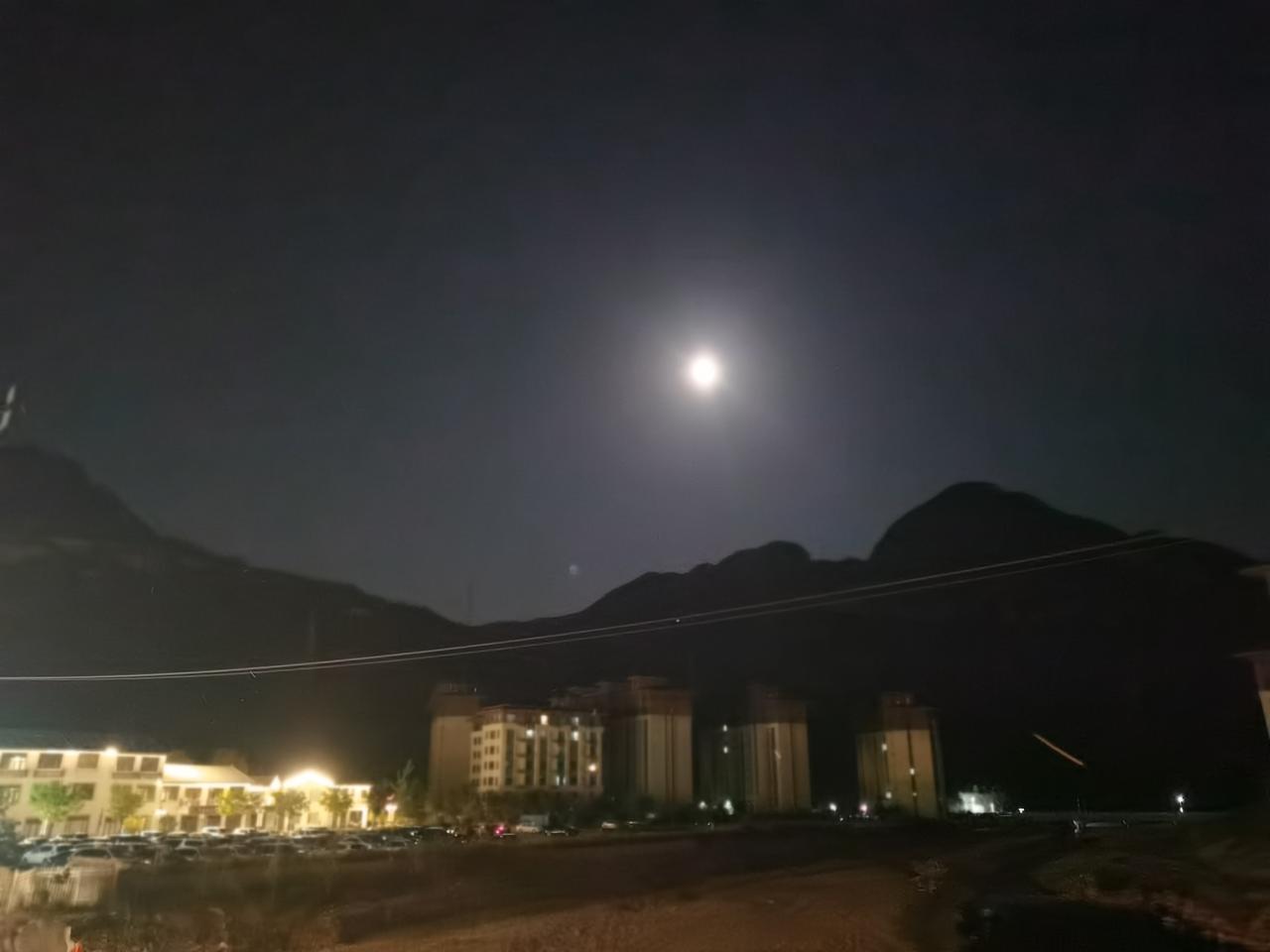 承德市塞外江南小镇，八月十五，中秋佳节。夜幕下的静谧小镇，月光洒满山间，宁静而美