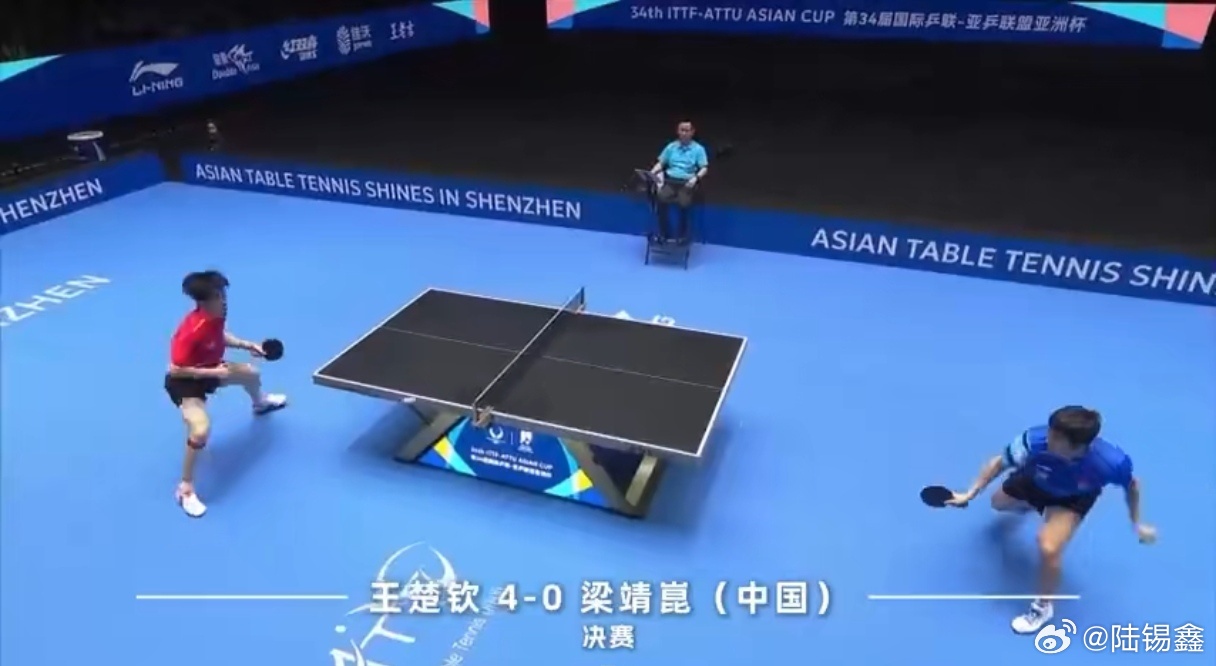 王楚钦梁靖崑像是要打双打   自家人比赛，心理压力小，自然会轻松些。决赛前王楚钦