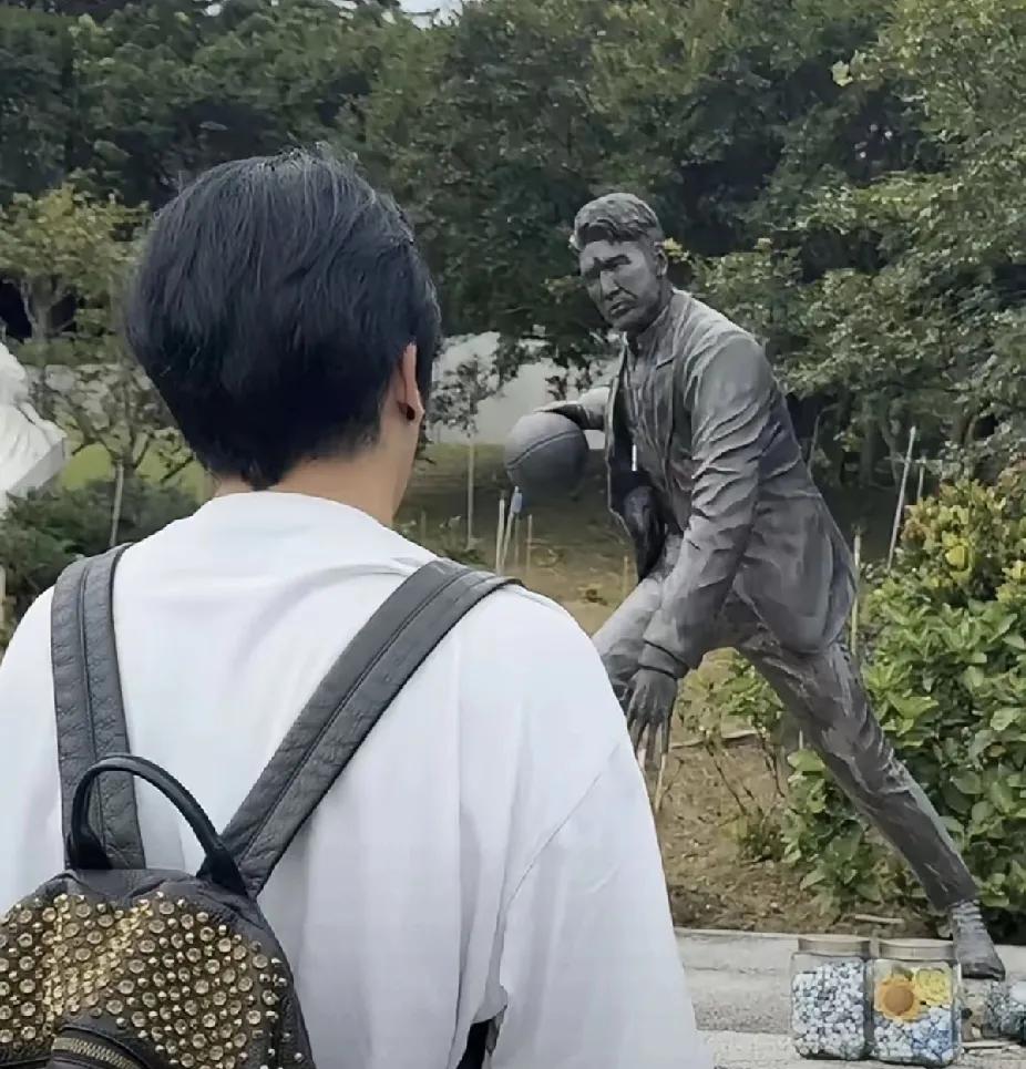 博主建国金宝山墓地直播，S妈没反应，小S没反应，具俊晔没反应，S粉破防了，集体指