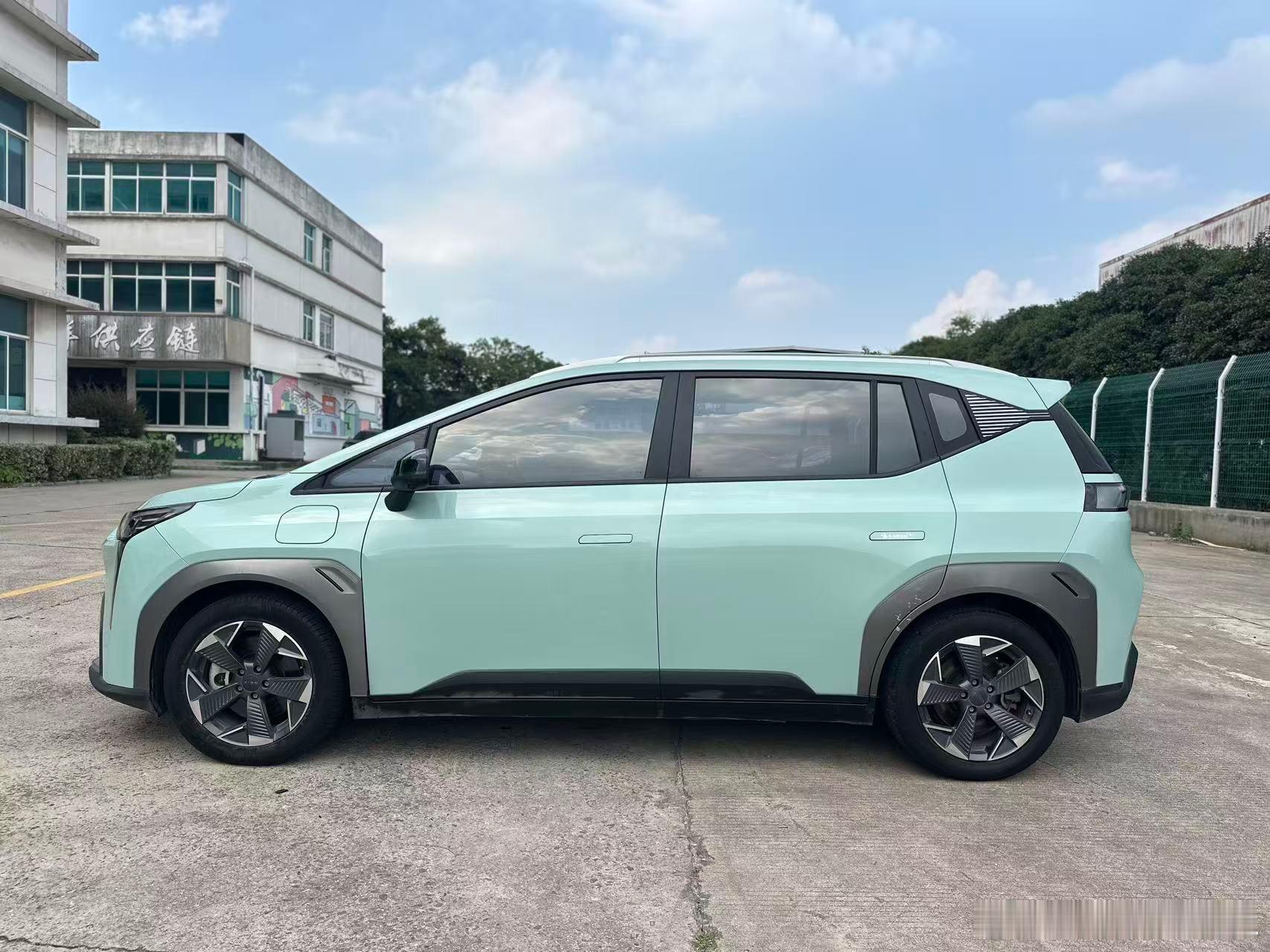 2022年7月上牌广汽埃安Y  70，510续航，费用明年7月，车况极品，原版原