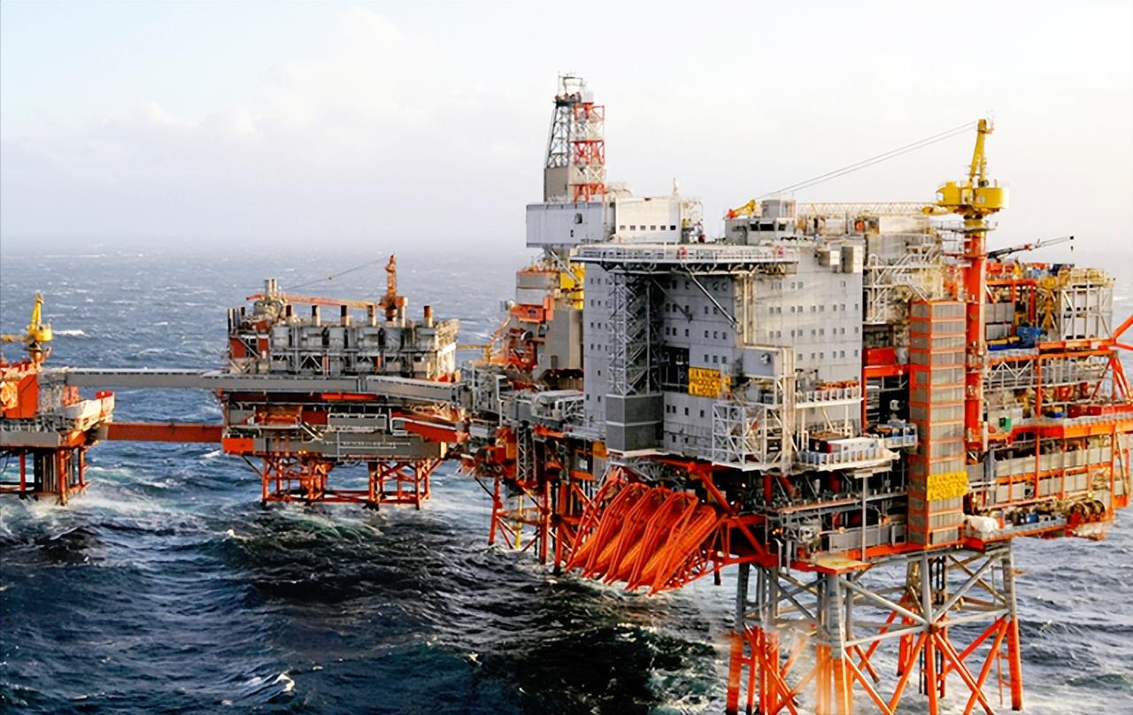 委内瑞拉彻底被美国逼到墙角了，国家石油公司直接动手关油井，这可是他们的命根子，全