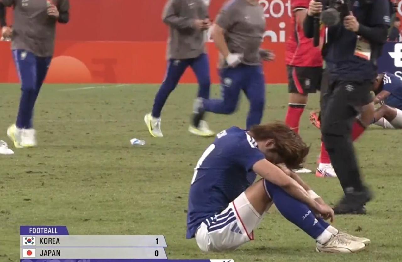 日本男足彻底尴尬了！
 
亚运会决赛0:1不敌韩国，连续三届拿到银牌，即便作为东