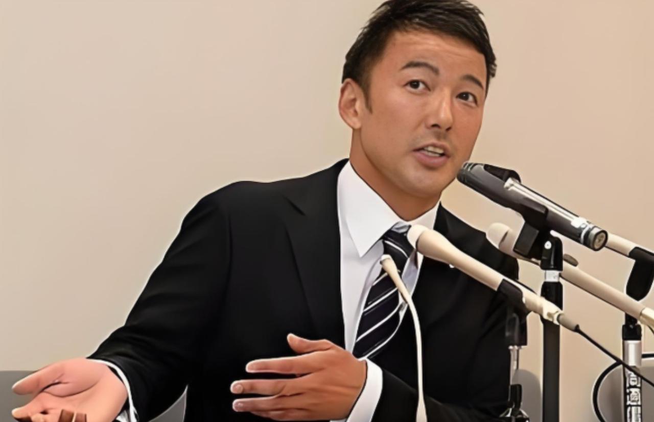 日本国会现场突发震撼一幕，彻底打破了右翼政客们的嚣张气焰！

平日里动辄拍桌叫嚣