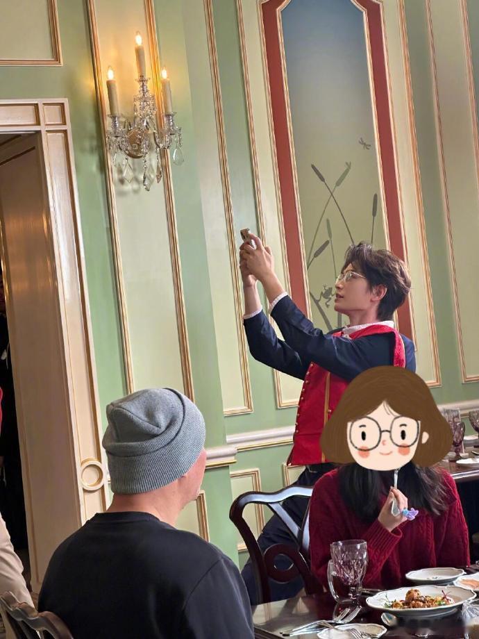 上海迪士尼偶遇丁禹兮拍摄  禹兮现身上海迪士尼拍摄的消息太让人激动了呀，他那帅到