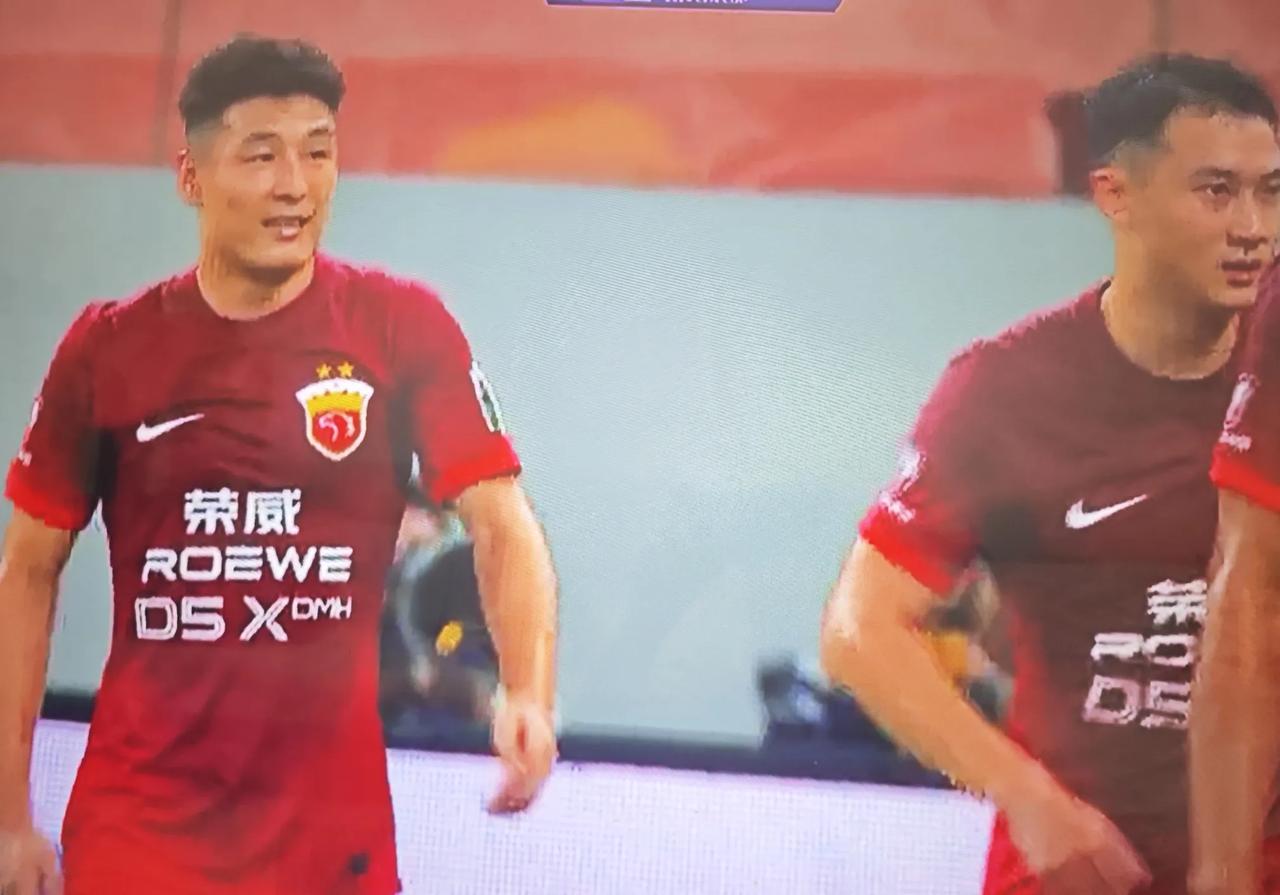 武磊赛场上受伤，已被送去医院检查！
但愿身无大碍，否则世预赛就更加雪上加霜了！