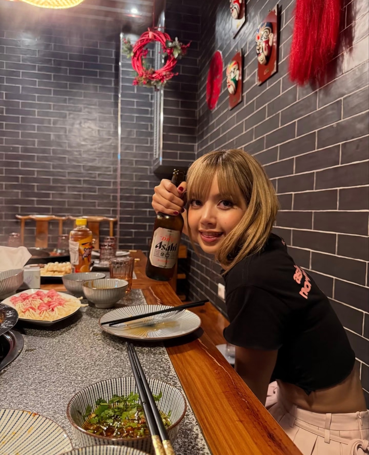 Lisa又去吃火锅了，还喝了冰红茶。 ​​​
