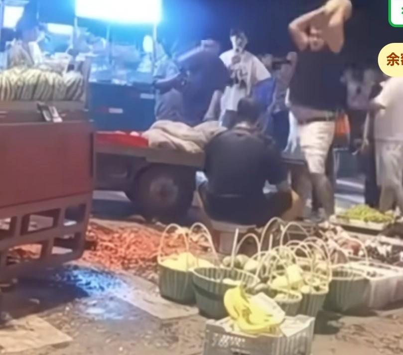 宁波一男子拿数个西瓜连砸摊贩头，然后说全给你买了，
摊主一动不动也不反抗，
据说