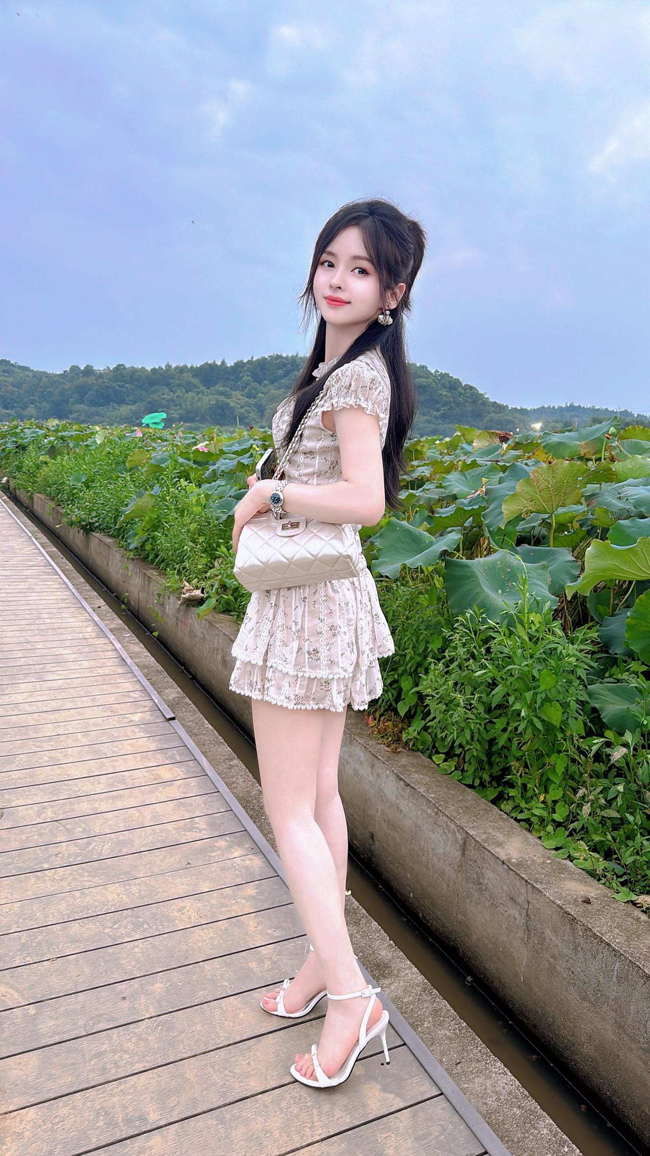 “爱而不得是人生最大的遗憾，有人释怀，有人在风中爱了又爱，原来失去不是最大的惩罚