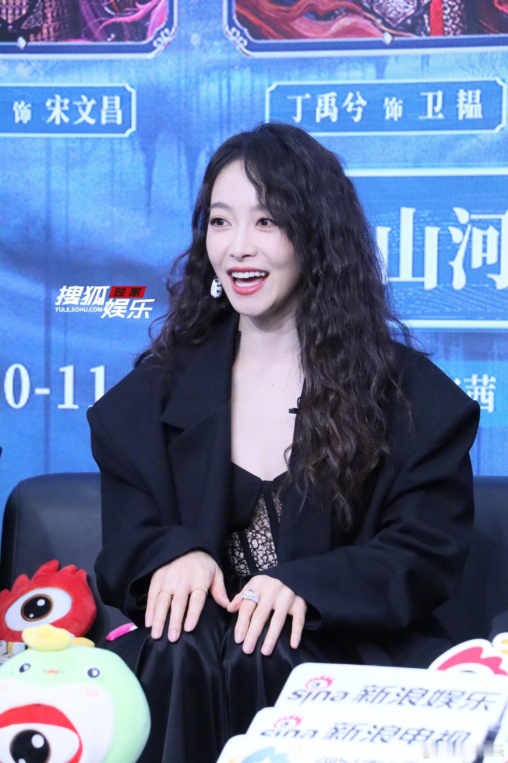 宋茜完全是妈咪级别的 宋茜扫楼生图状态，卷发＋西装，完全妈咪级别的！ ​ ​​​