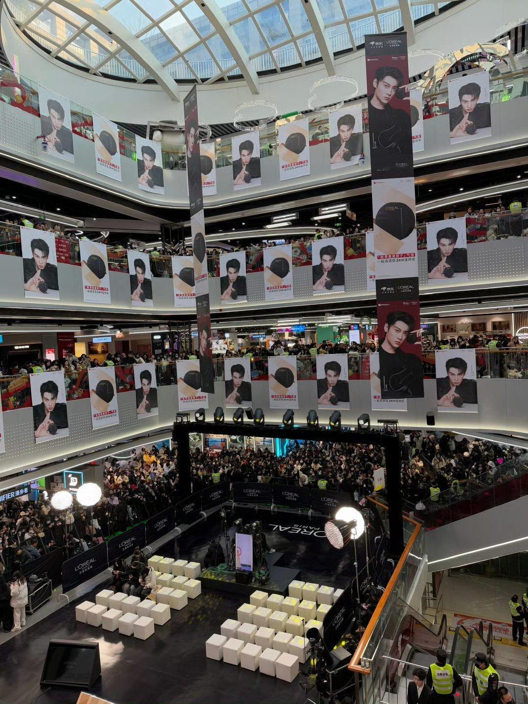 被宁波田栩宁现场震惊了 ，粉丝依然井然有序，很久没看到宁波这么热闹了正在现场，震