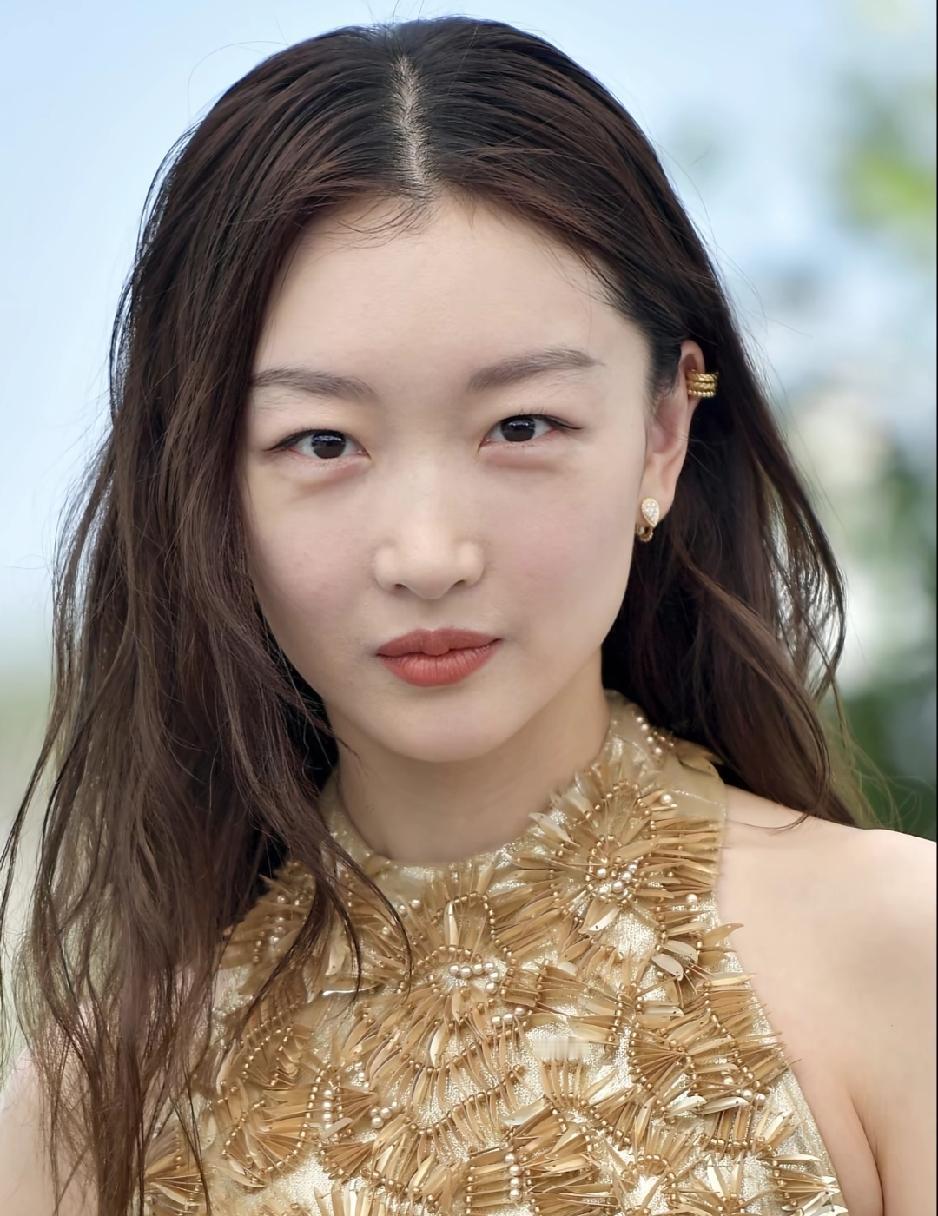 面相是不会骗人的，
周冬雨就是个例子，
她这样的长相，按老一辈的说法，一看就是非