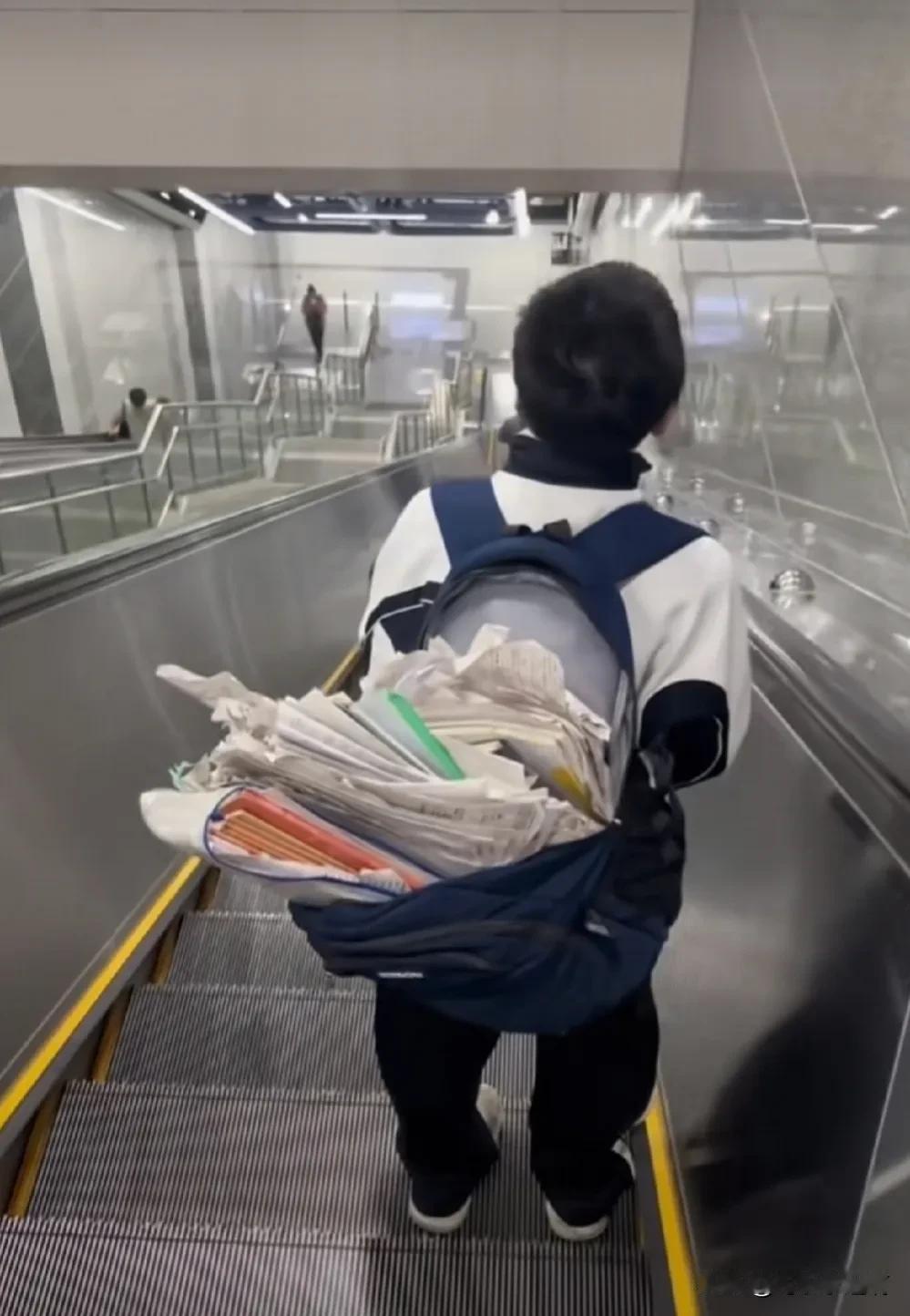 这孩子，背的不是书包？
这背的是坚强，是坦然和随性！