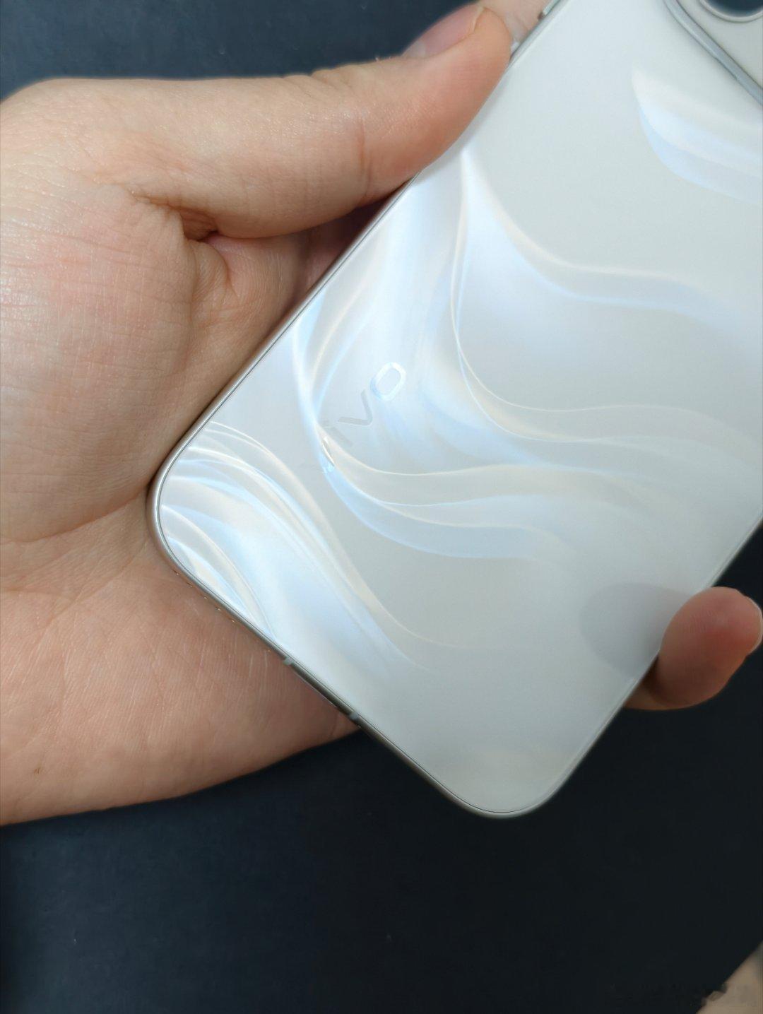 翻出了上代的S50，看着依然是很有高级感，好的设计和审美的确是能经得住时间考验的